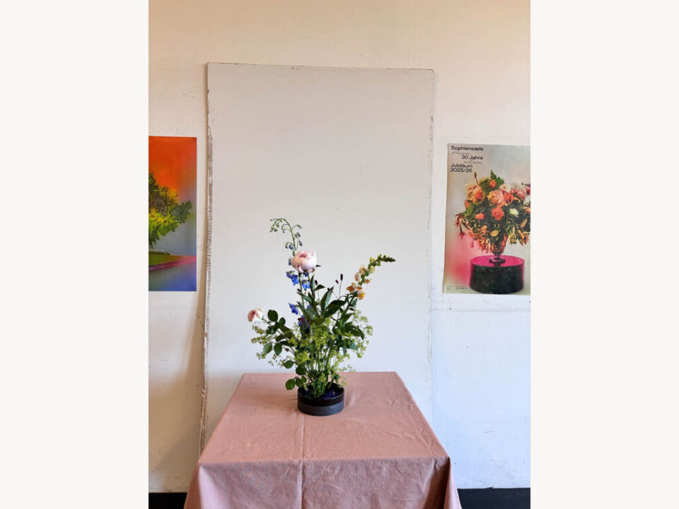Ikebana arrangement displayed on a pink-covered table at Sophiensæle